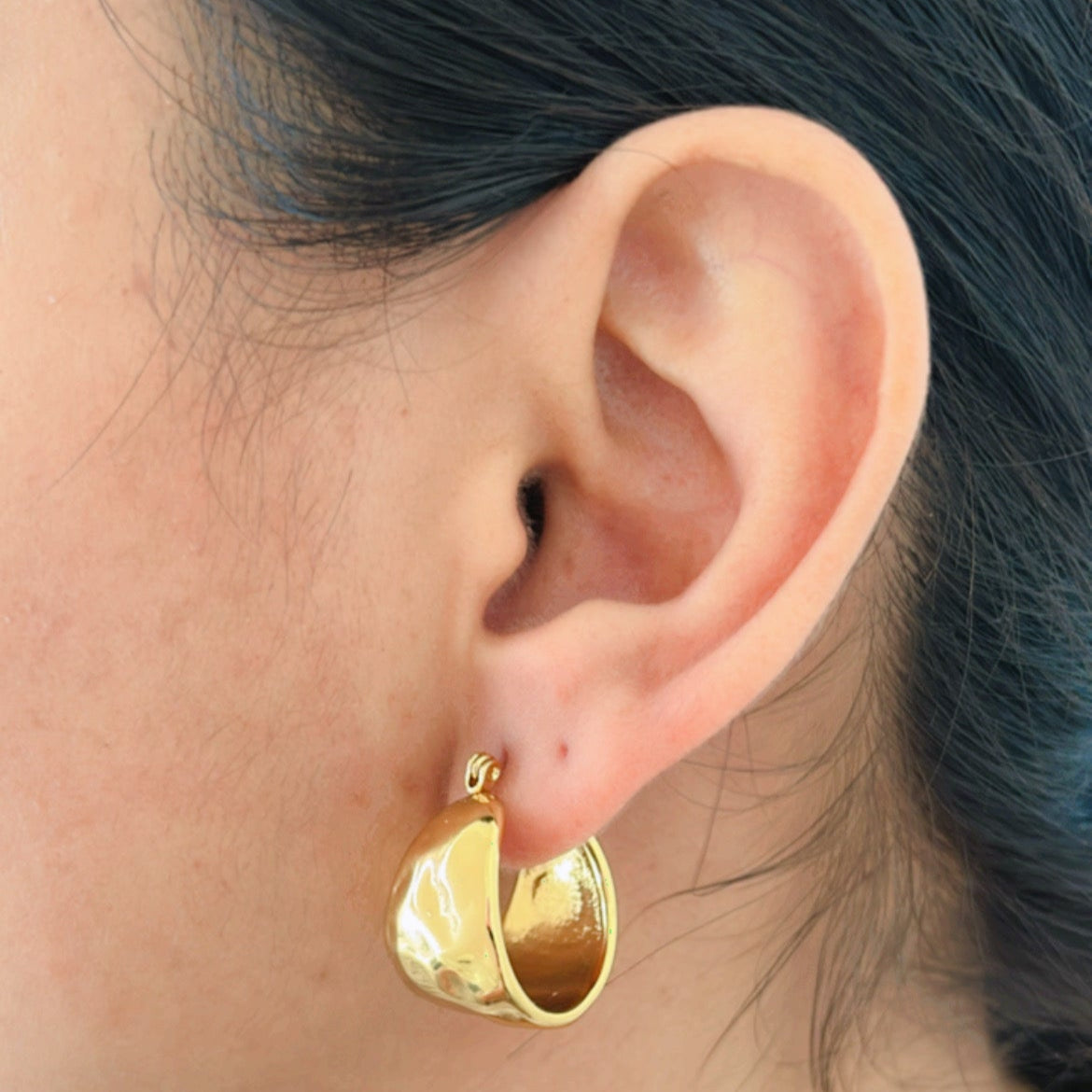 Bold Gleam Hoop Earings
