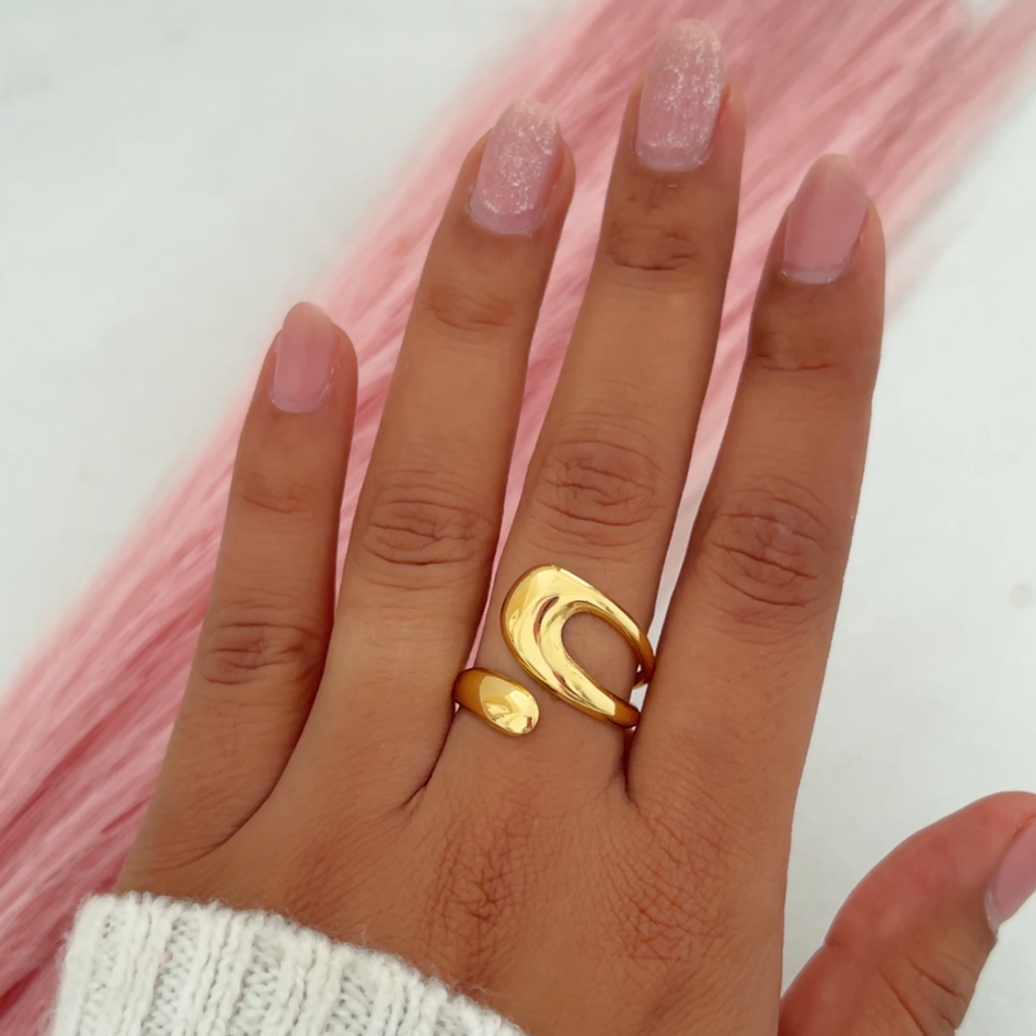 Chic Hollow Hug Ring