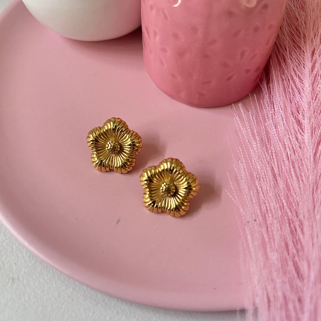 Flower stud earings