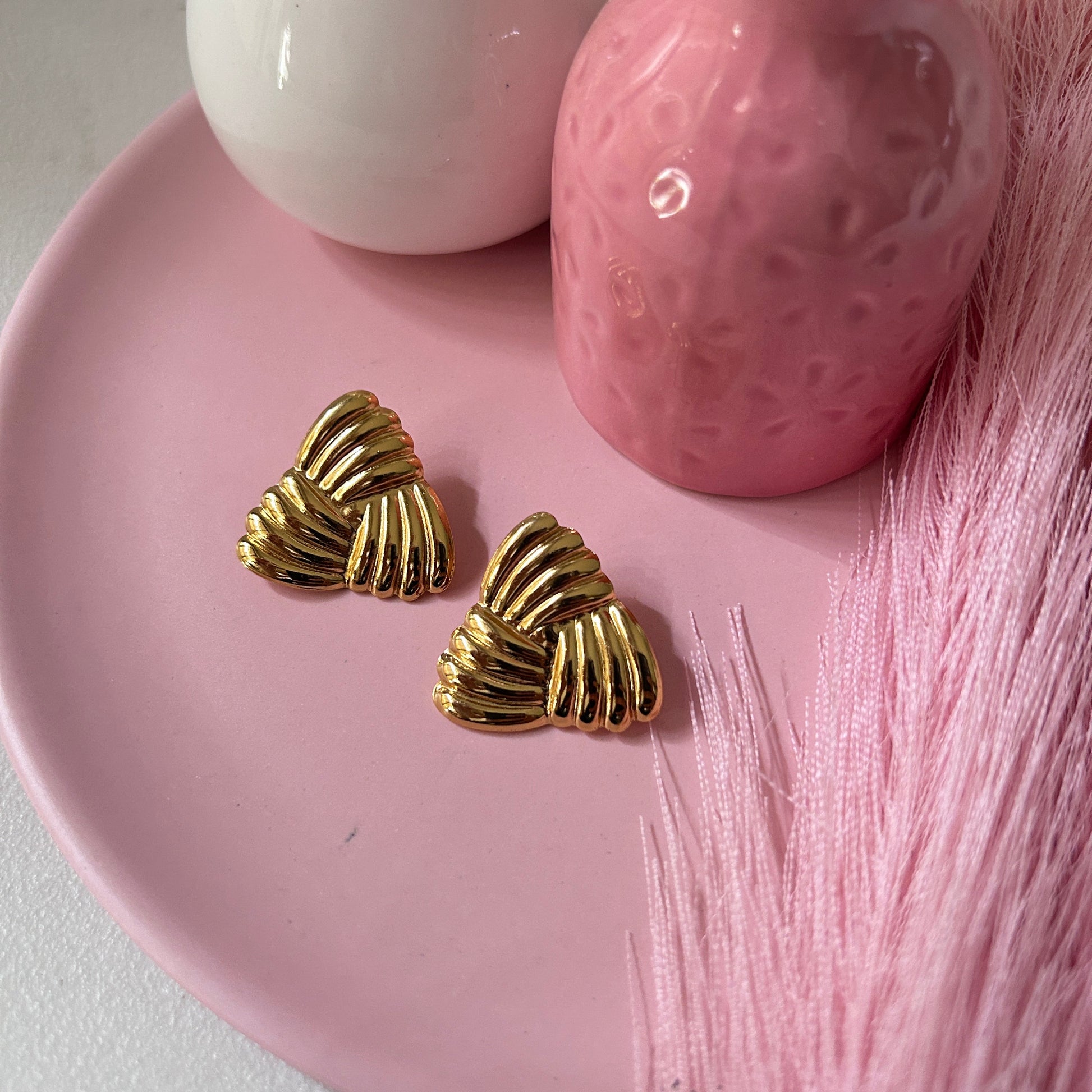Triangle stud earings