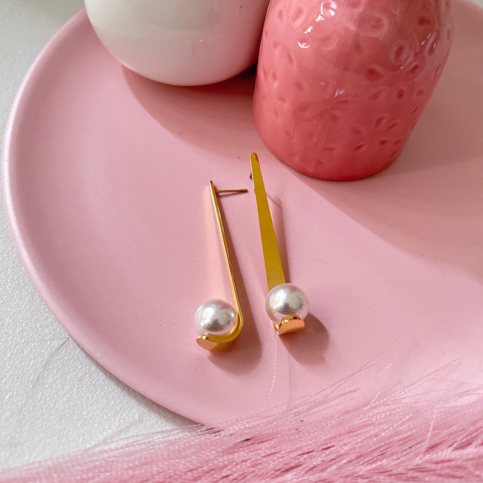 Long pearl dangler