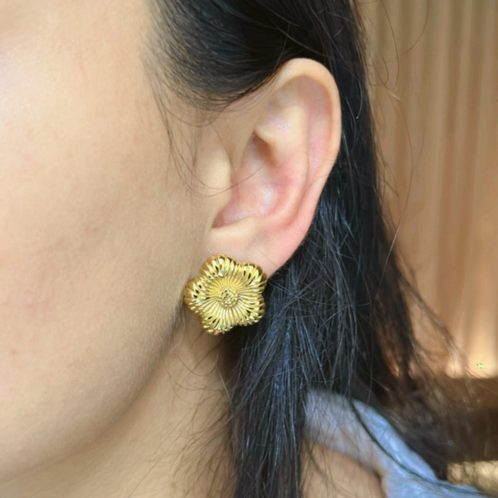 Flower stud earings